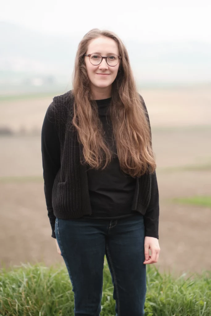 Image de présentation de Maëva Campos. Maëva Campos, rédactrice web SEO et consultante en communication responsable basée à Clermont Ferrand, en Auvergne. Elle accompagne les entreprises engagées dans leur visibilité en ligne ans le Puy de Dôme et partout en France.