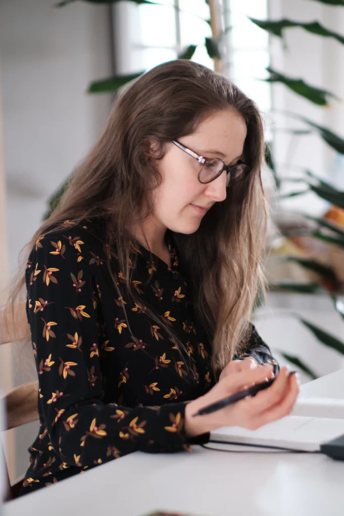 Image de présentation de Maëva Campos : entre rédaction web et RSE. Maëva Campos, consultante SEO et communication responsable est formée en rédaction web et RSE, pour comprendre les problématiques des entreprises engagées et les accompagner dans leur visibilité en ligne.