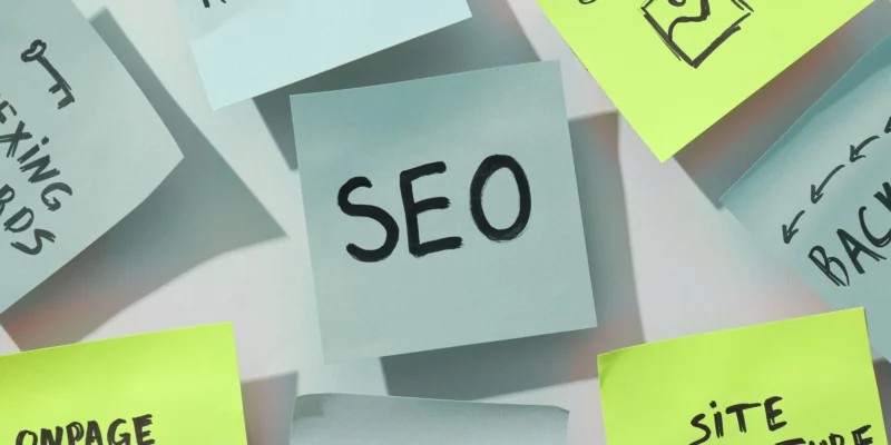 Post it sur le quel il est écrit "SEO"