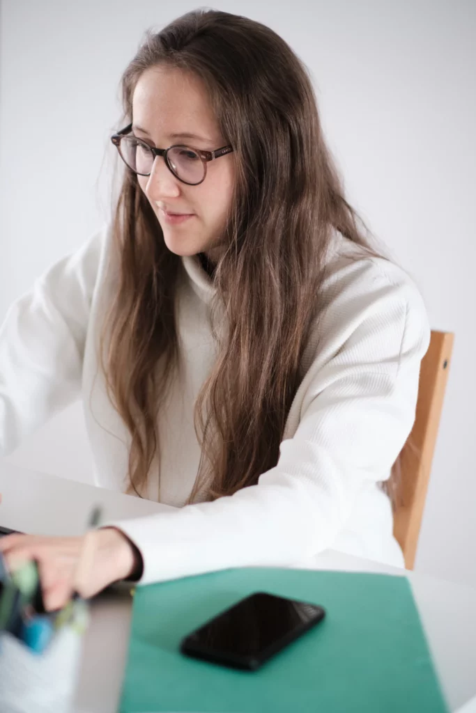 Image présentant Maëva Campos en train de travailler sur son ordinateur. Elle est rédactrice web SEO.