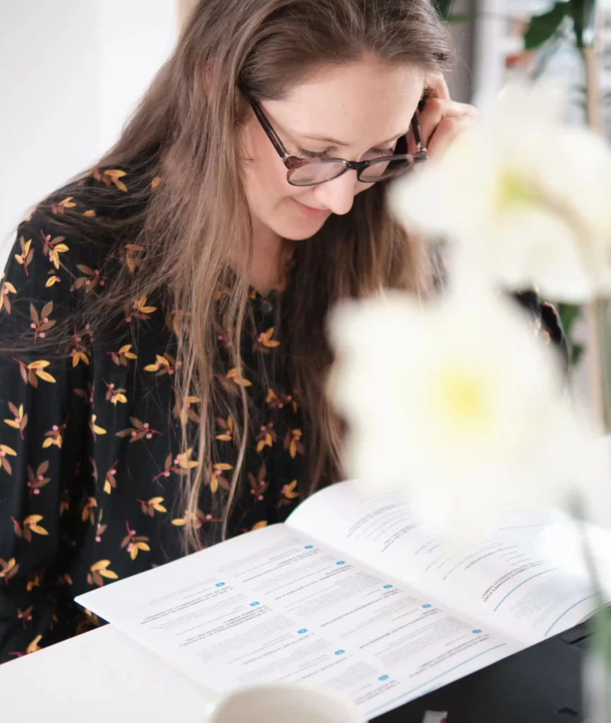 photo de Maëva Campos, consultante en communication responsable et SEO. Elle lit un manuel.