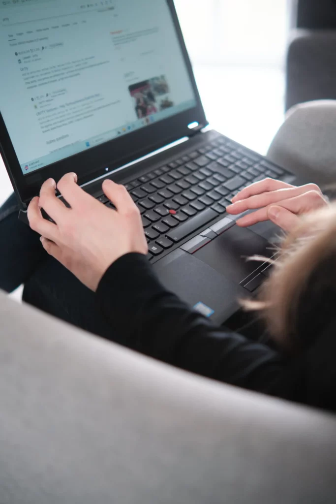 Maëva Campos, consultante SEO à Clermont-Ferrand qui réalise un audit SEO