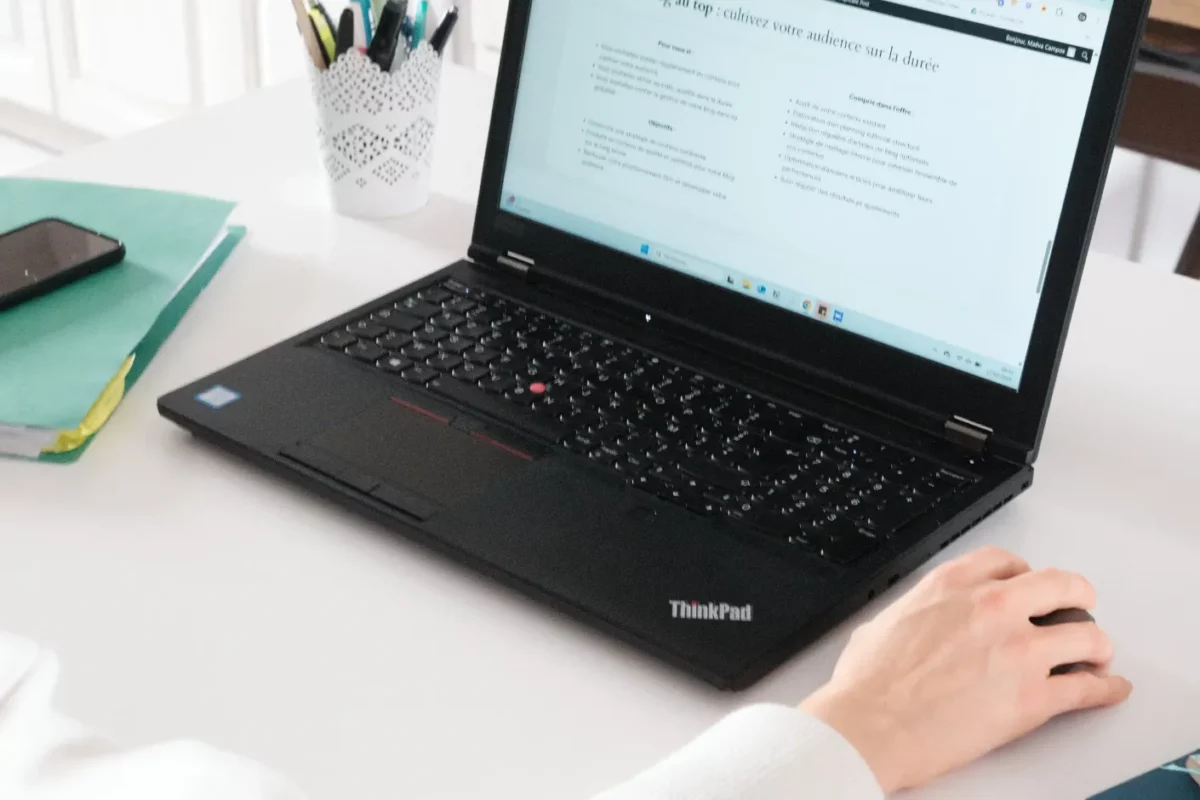 Ordinateur de Maëva Campos, rédactrice web SEO et consultante en communication responsable. Accompagne les entreprises engagées dans leur SEO.