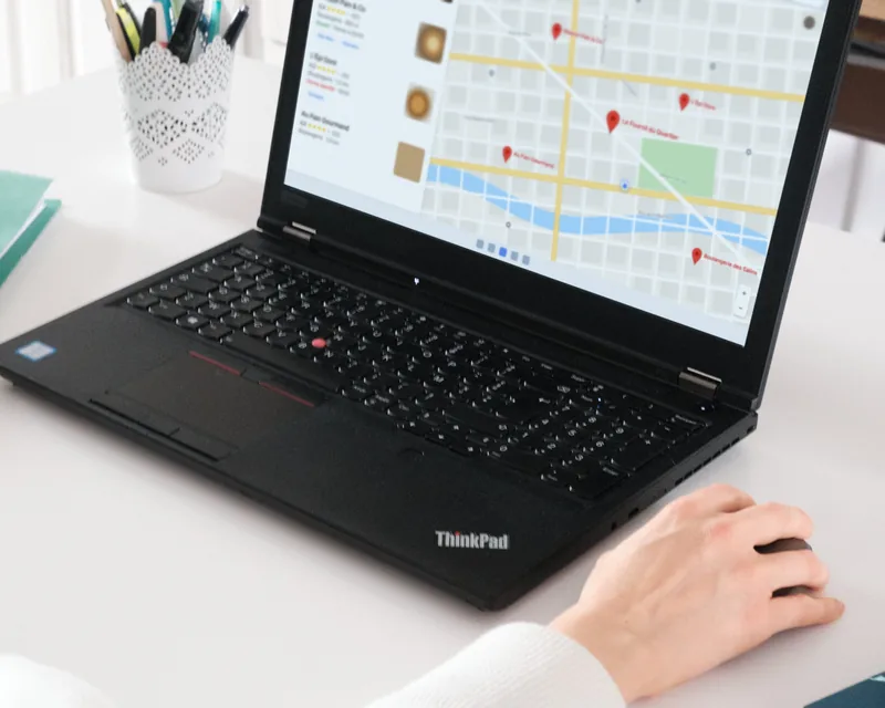 Recherche locale sur un ordinateur par une consultante SEO local à Clermont-Ferrand